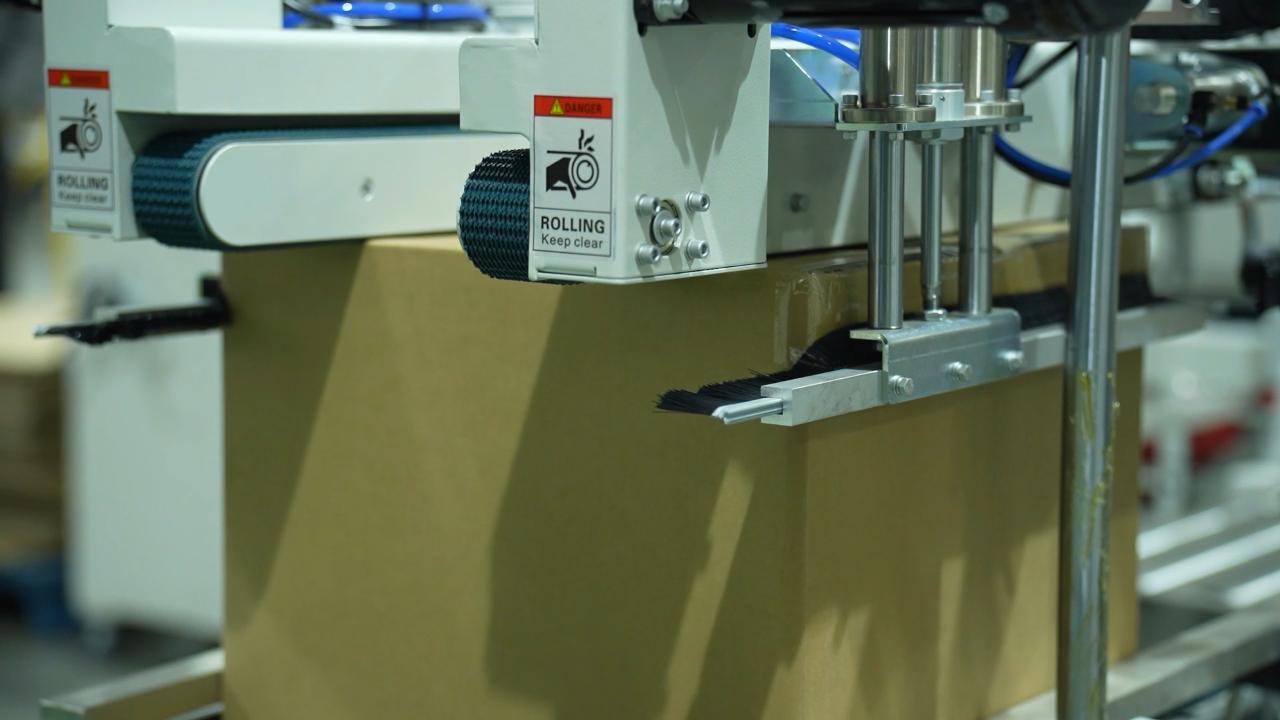 12 Automatically seal boxes 12 Kartons automatisch verschließen