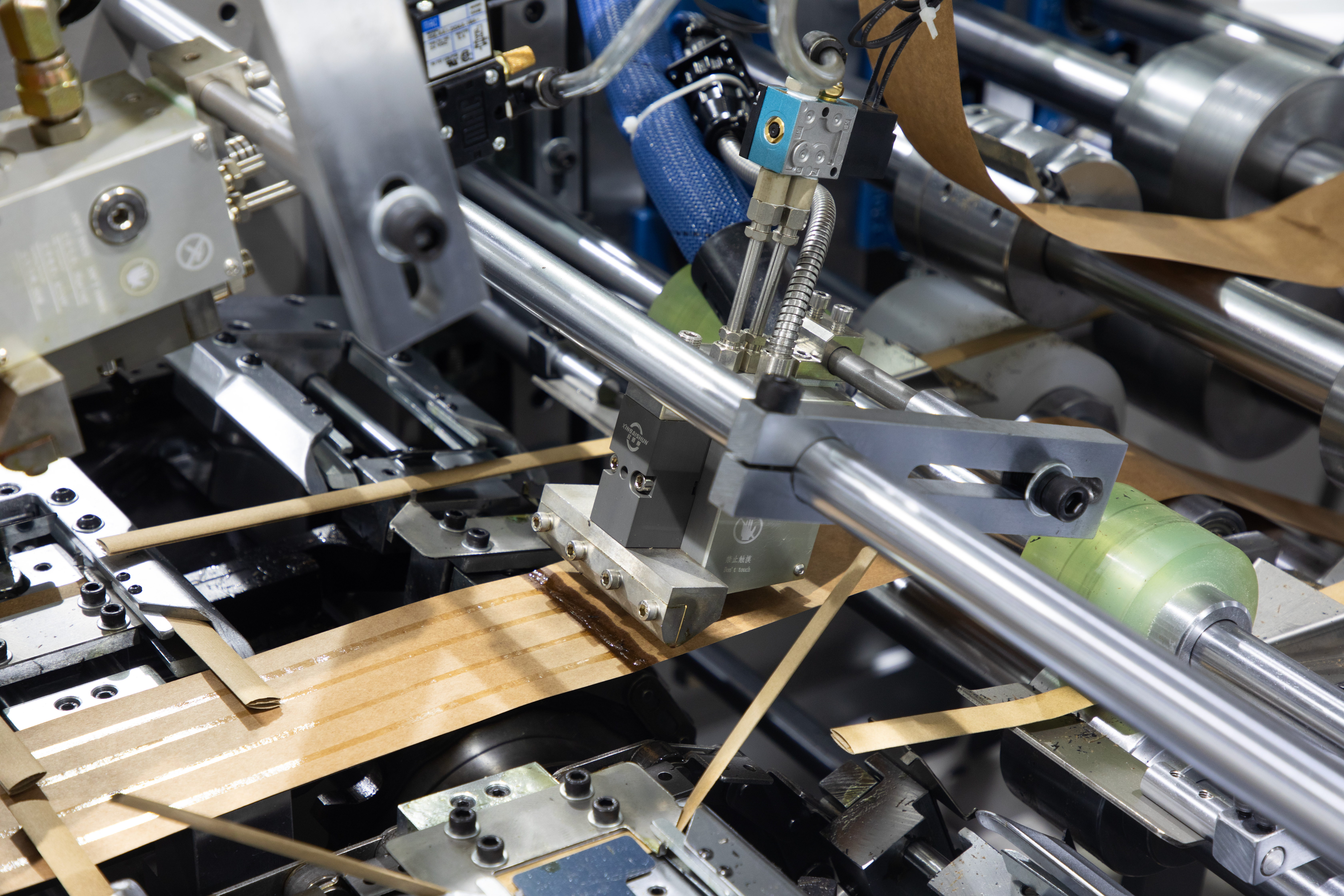 Neue Welt Eine quadratische Bodenbeutelmaschine mit verdrehtem Griff online