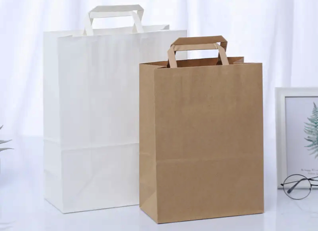 Papiertüte mit quadratischem Boden und flachem Griff